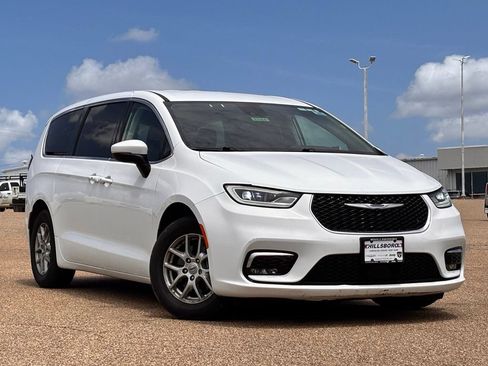 Used 2023 Chrysler Pacifica Touring-L FWD image 1