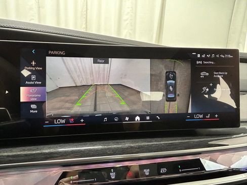 Used 2025 BMW 760i xDrive w/ Executive Package AWD/4WD image 17