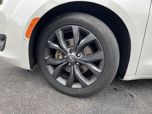 Used 2020 Chrysler Pacifica Touring-L w/ Advanced Safetytec Group FWD image 13