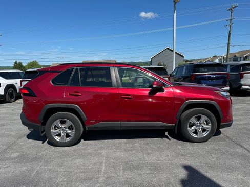 Used 2022 Toyota RAV4 XLE w/ Convenience Package AWD/4WD image 4