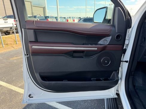 Used 2024 Ford Expedition Limited image 13