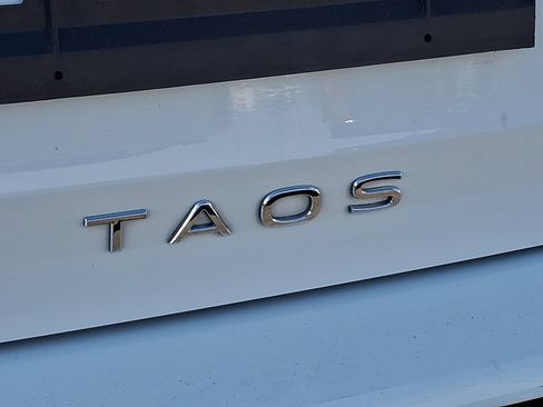 Used 2024 Volkswagen Taos SE image 29