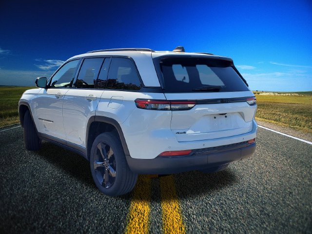 Used 2023 Jeep Grand Cherokee Altitude AWD/4WD image 2