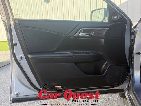 Used 2017 Honda Accord Touring image 11