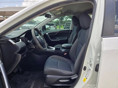 Used 2021 Toyota RAV4 LE FWD image 9