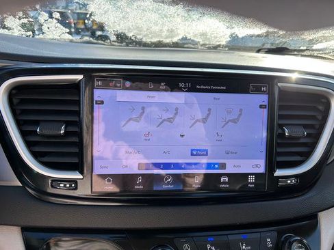 Certified 2024 Chrysler Pacifica Touring-L image 12