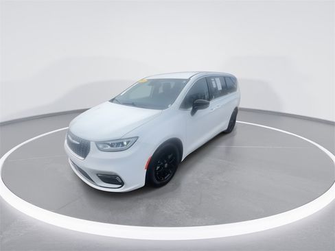 Used 2024 Chrysler Pacifica Touring-L image 4