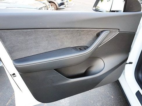 Used 2022 Tesla Model Y Long Range image 25