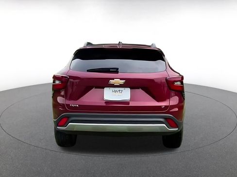 Used 2025 Chevrolet Trax LT FWD image 11