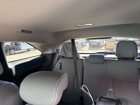 Used 2025 Toyota Sienna XLE image 6