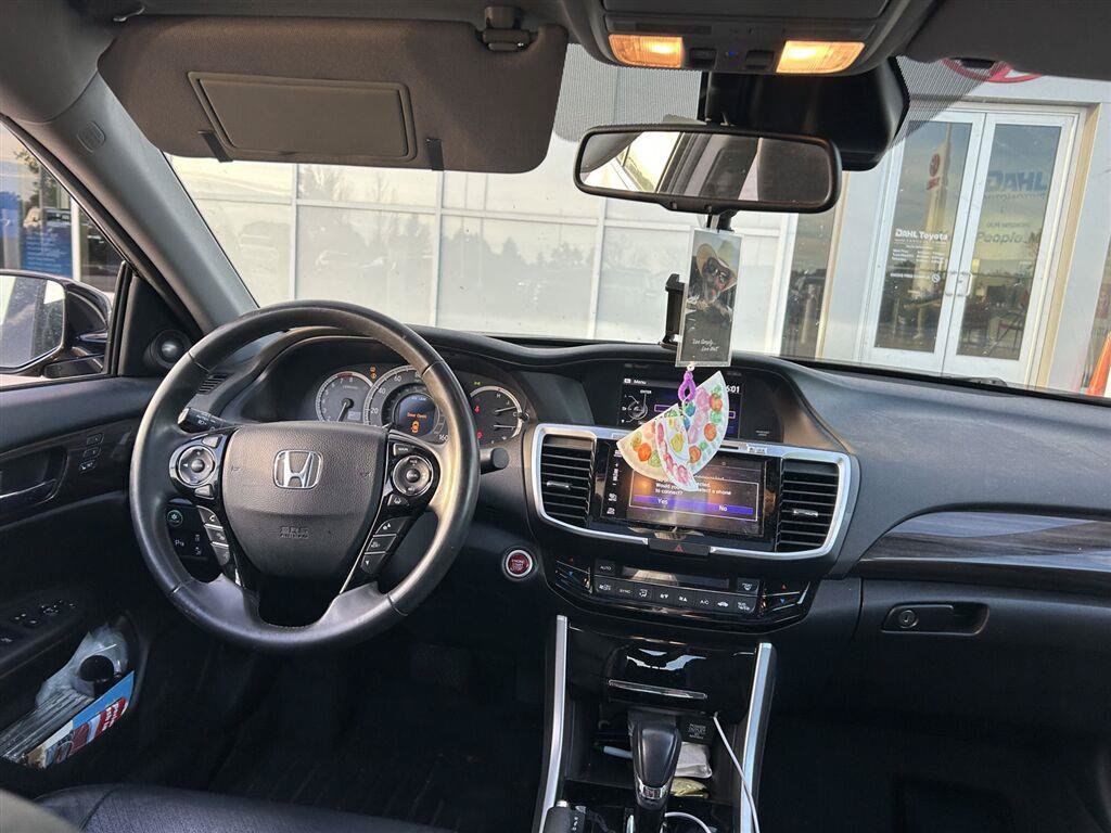 Used 2017 Honda Accord Touring image 9