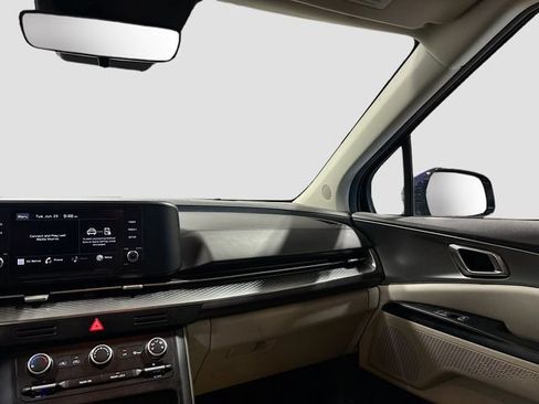 Used 2022 Kia Carnival LX FWD image 23