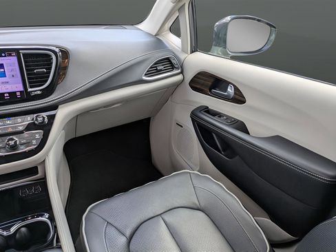 Used 2022 Chrysler Pacifica Limited FWD image 18