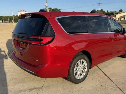 New 2027 Chrysler Pacifica Select AWD/4WD image 9