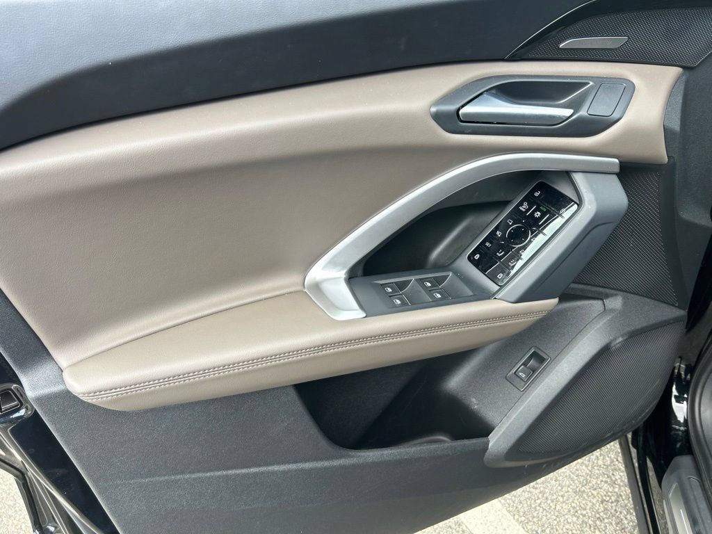 Used 2025 Audi Q5 Premium Plus w/ Premium Plus AWD/4WD image 17