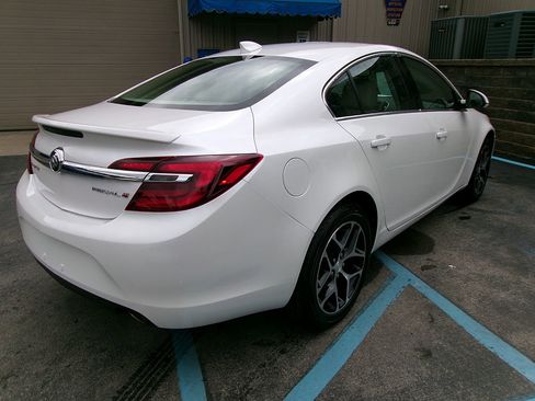 Used 2017 Buick Regal Sport Touring image 6