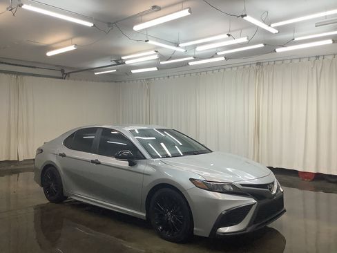 Used 2022 Toyota Camry SE image 4