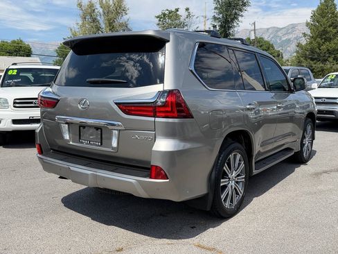 Used 2017 Lexus LX 570 4WD w/ Luxury Package image 10