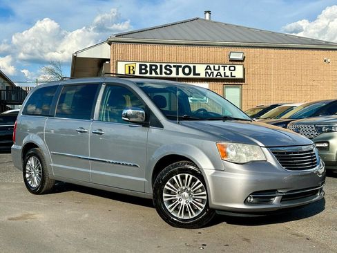 Used 2014 Chrysler Town & Country Touring-L w/ Driver Convenience Group image 37