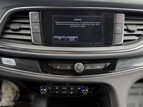 Used 2018 Buick Enclave Essence image 8