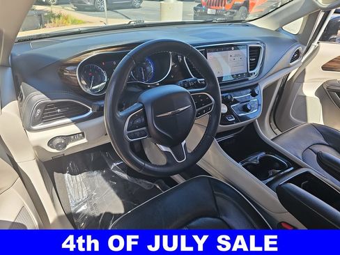 Used 2023 Chrysler Pacifica Limited FWD image 17
