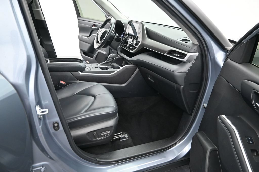 Used 2022 Toyota Highlander XLE FWD image 17