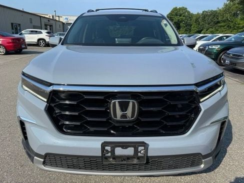 Used 2025 Honda Pilot Touring image 2
