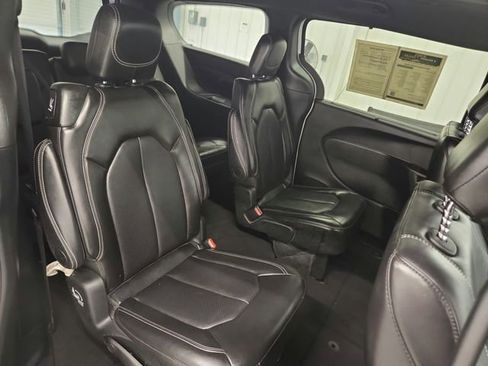 Used 2025 Chrysler Pacifica Select FWD image 40