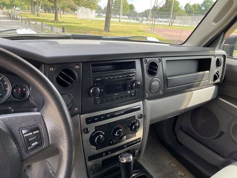 Used 2007 Jeep Commander Sport image 25