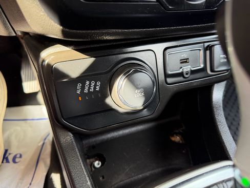 Used 2022 Jeep Renegade Latitude AWD/4WD image 40