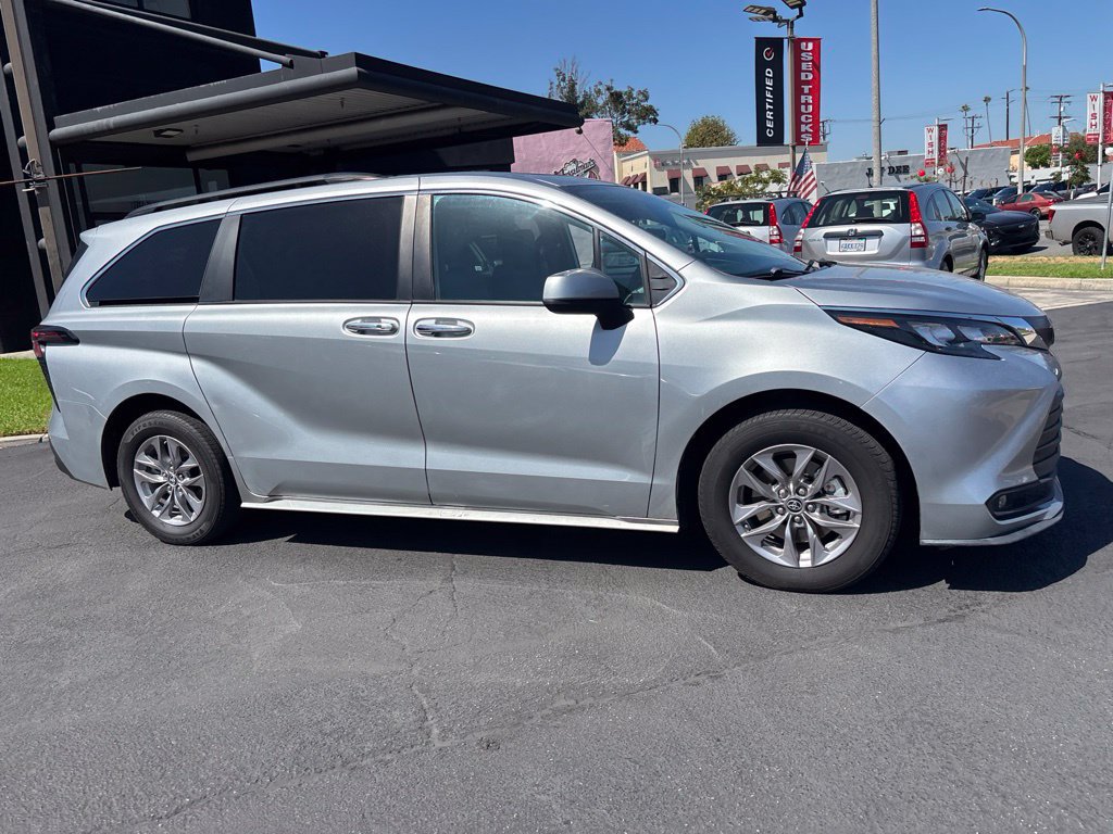 Used 2025 Toyota Sienna XLE FWD image 3