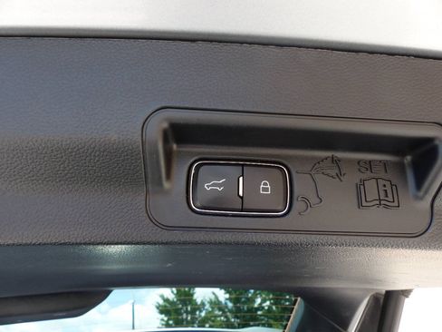 Used 2021 Ford Explorer XLT w/ Equipment Group 202A AWD/4WD image 43