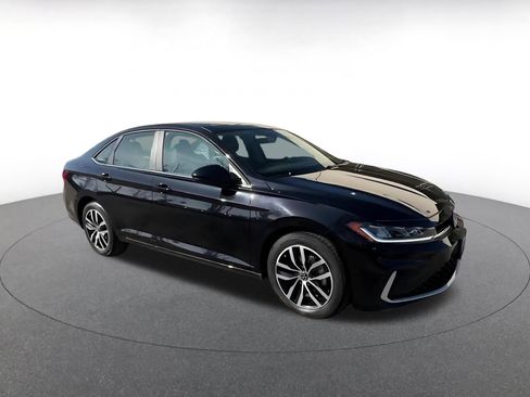 Used 2025 Volkswagen Jetta SE image 2