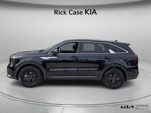 Used 2025 Kia Sorento LX image 3