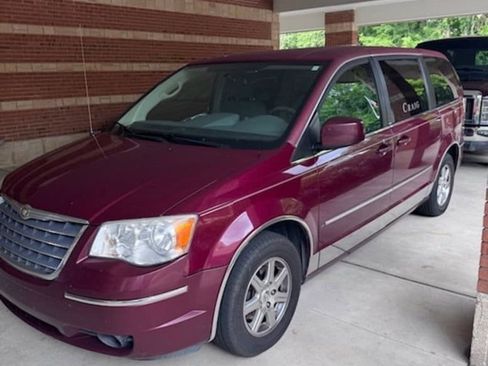 Used 2009 Chrysler Town & Country Touring FWD image 2