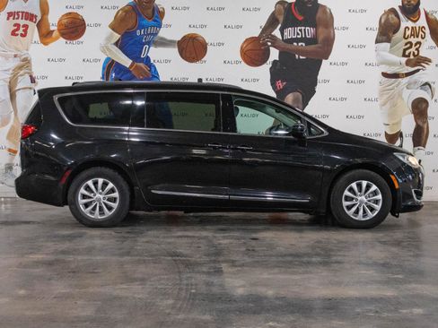 Used 2019 Chrysler Pacifica Touring-L image 17