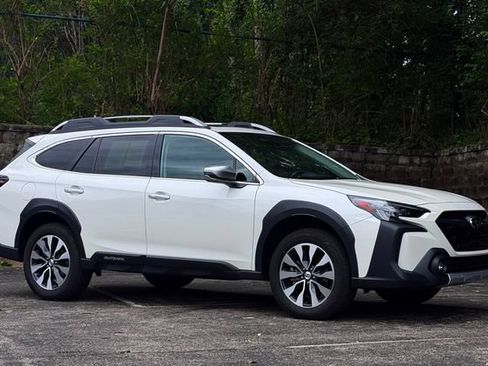 Used 2023 Subaru Outback Touring AWD/4WD image 2
