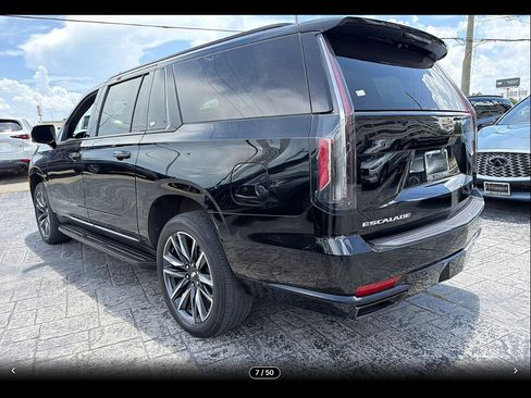Used 2023 Cadillac Escalade ESV Sport AWD/4WD image 2