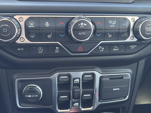 Used 2021 Jeep Wrangler Unlimited Sahara AWD/4WD image 18