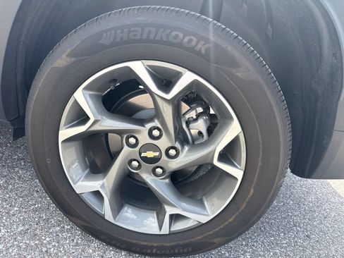 Used 2025 Chevrolet Trax LT FWD image 9