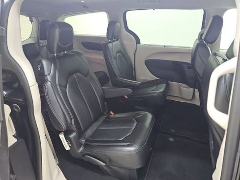 Used 2023 Chrysler Pacifica Touring-L image 24