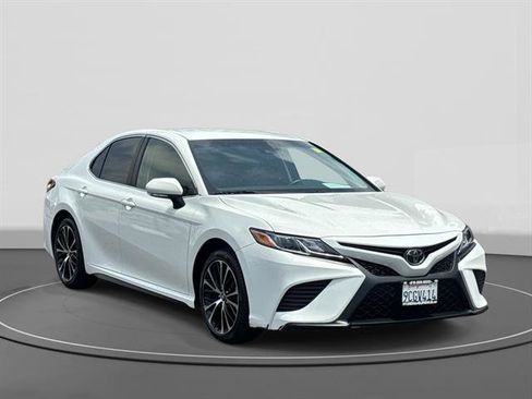 Used 2018 Toyota Camry SE w/ Convenience Package FWD image 3