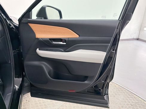 Used 2024 Toyota Grand Highlander Platinum image 35