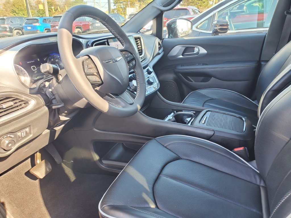 Used 2025 Chrysler Pacifica Limited AWD/4WD image 8