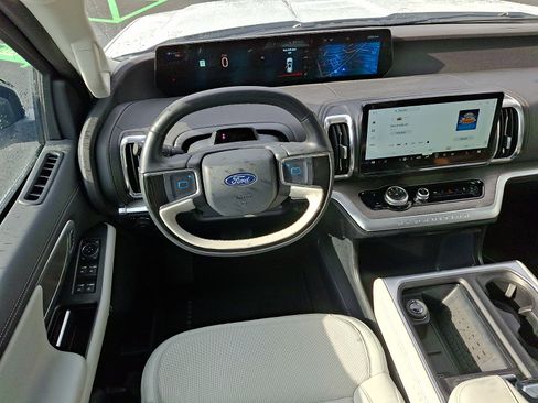 Used 2025 Ford Expedition Platinum AWD/4WD image 13