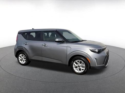 Used 2025 Kia Soul LX w/ LX Technology Package FWD image 2