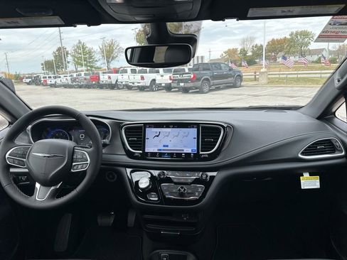 New 2026 Chrysler Pacifica Select image 2