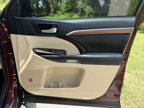 Used 2019 Toyota Highlander Limited Platinum FWD image 14