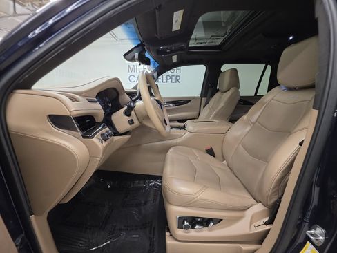 Used 2018 Cadillac Escalade Platinum AWD/4WD image 19