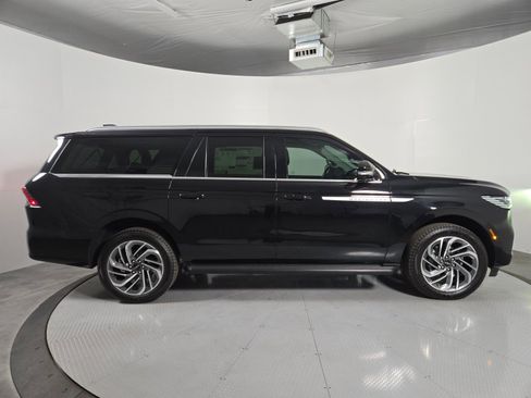 New 2026 Lincoln Navigator L Premier AWD/4WD image 3